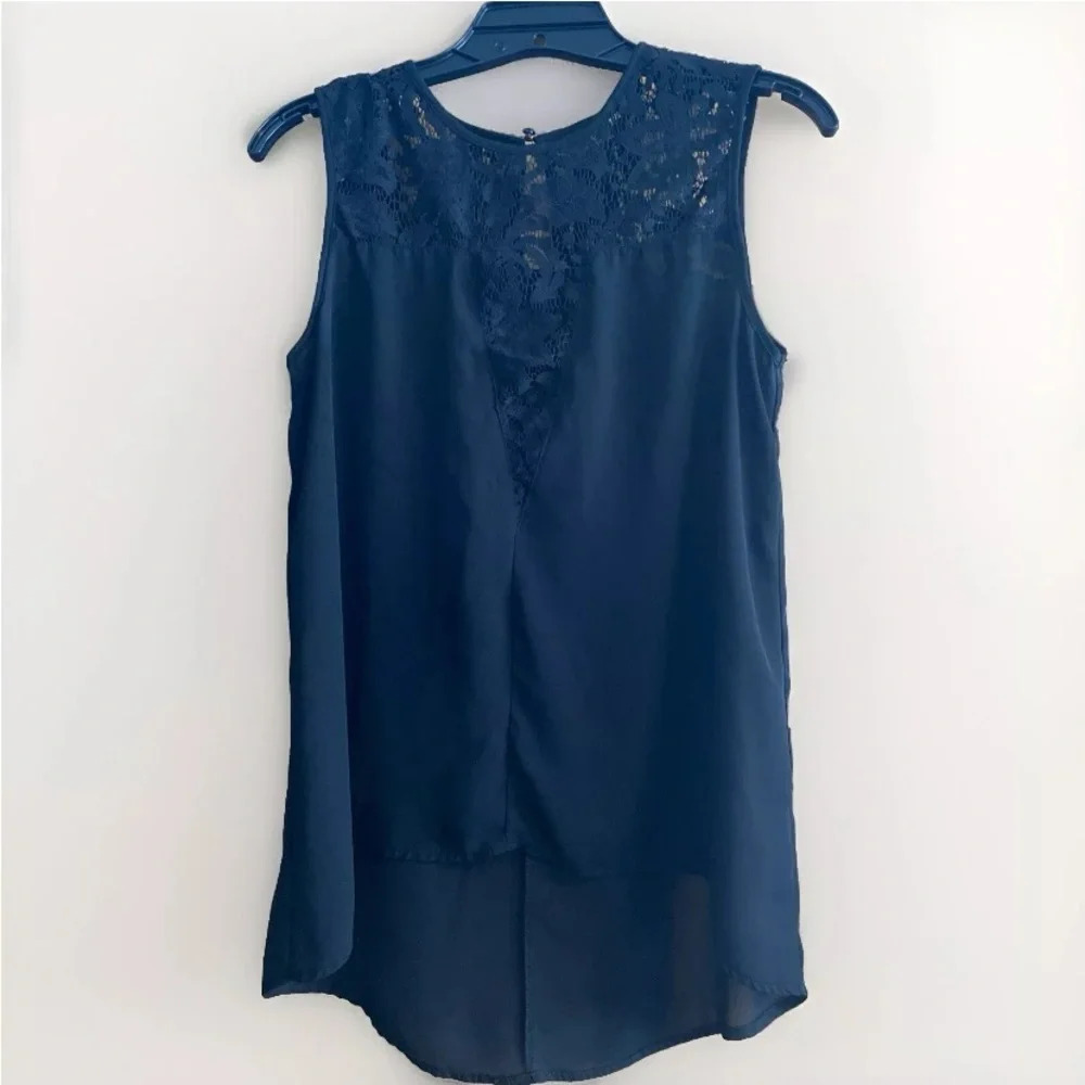 Worthington Black Lace Top Hi low Lightweight Sleeveless Button loop Closure Med